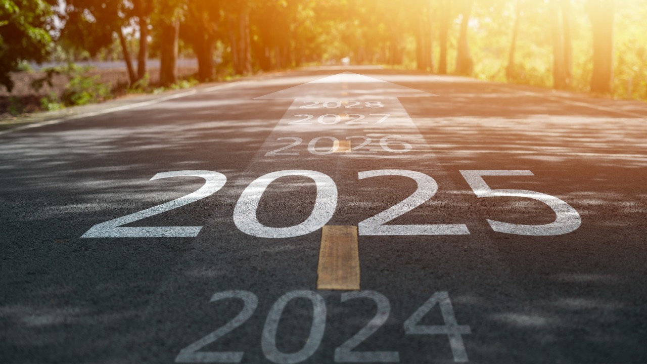 Jahreszahl 2025 ist auf eine Straße projiziert.